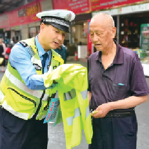 十堰市交警开展“亮背”行动 为老年群体点亮出行安全灯