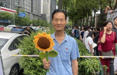 高考花絮 | 举向日葵、送手工粽、穿旗袍……高考首日，十堰家长花式送考