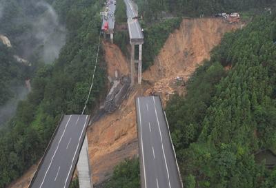 厦蓉高速一桥梁因降雨垮塌，无人员伤亡