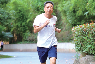 66岁“银发飞人”余修竹  两年跑79场马拉松