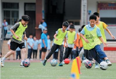 体教融合太香了！孩子们又能玩又能学 ——郧西县从组建村小网球队到举办全省足球赛的育人之路