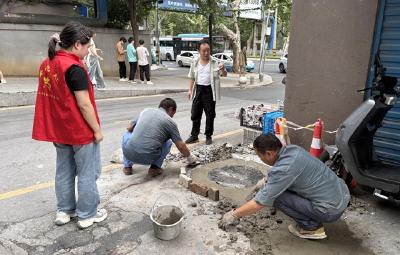 红卫街道周家沟社区：2小时高效更换破损井盖 筑牢民生安全线