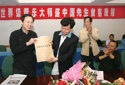十堰晚报创刊30周年 | 2002年和2007年 盛中国两次接受本报专访