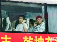 走出考场 青春飞扬
