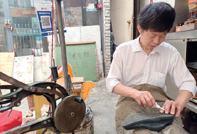 我们身边的小修小补 | 修鞋匠卢峰：街边坚守20余年 让双脚感受来自双手的诚意