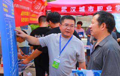 第24届全国高校公益咨询会（十堰站）举行 百余所高校现场答疑