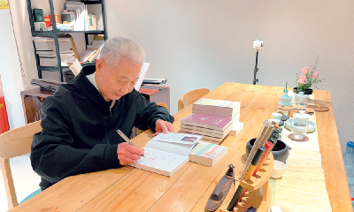 为读者架起中外文明“翻译桥” 八旬老人20余年译著300万字