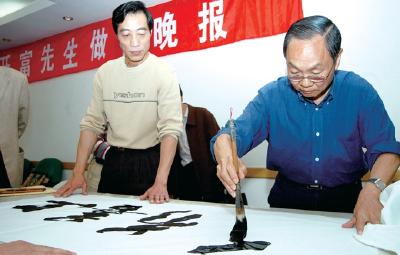 十堰晚报创刊30周年 | 2007年，应邀做客晚报名人馆 郧阳籍外交官罗开富建言家乡发展