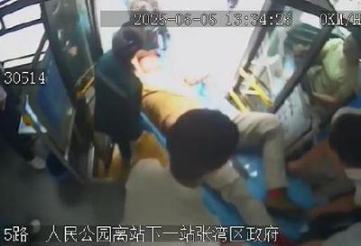 “有人晕倒了！”5路车上有人晕倒口吐白沫，司乘合力救人