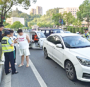城区开展客运市场专项整治 20余辆“黑车”被查扣