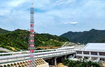 高45米！西十高铁湖北段首座通信铁塔成功组立