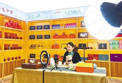 郧西县涧池乡下营村：手机连山外 农民当主播  不产茶的村庄一年卖出5000余万元茶叶