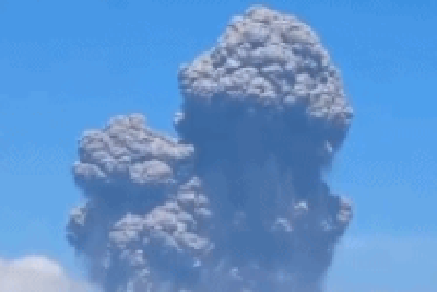 火山灰柱最高达1.8万米 印尼勒沃托比火山喷发