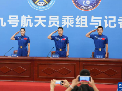 神十九航天员太空归来后首次公开亮相