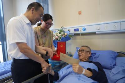 丹江口市第一医院为老党员集中颁发“光荣在党50年”纪念章