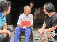 市民政局慰问六里坪镇抗战老兵贾宗明