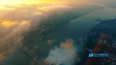 云雾萦绕下的中国水都丹江口