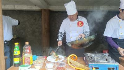 秋风起 山中画 美食香 “胃”里来  
白杨坪林区举办乡村美食大赛