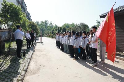 汉江师范学院志愿服务队赴石鼓镇开展净岸护水活动