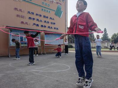 六里坪镇双塘小学举行春季阳光体育展示活动