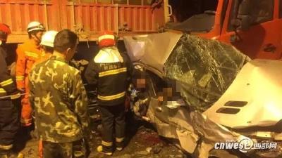 小长假第一天福银高速漫川关隧道5车连撞，致4死2伤！