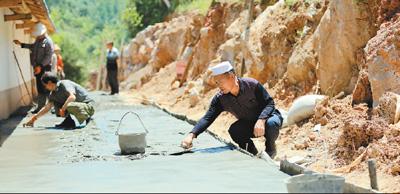 郧西村支书魏登殿:绝壁修路40年