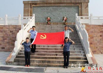 我县举行纪念建党96周年纳新党员集中宣誓活动