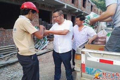 槐树：清凉送到工地上 安全抓在心坎上