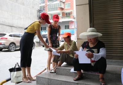 县总工会开展冲刺全国文明城市入户宣传活动