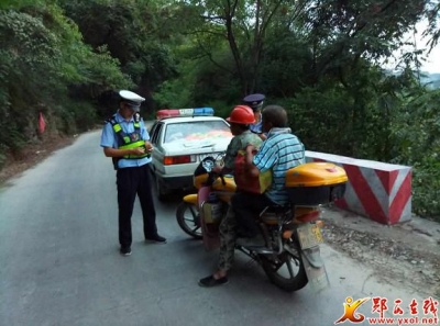 郧西325名劝导员上路全力打好路面防控战