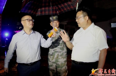 县委书记张涛夜查防汛工作