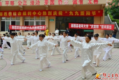 老年大学深入福利院开展慰问演出 