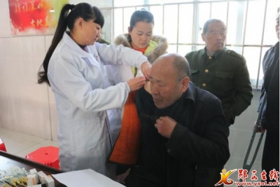 县福利院为老人开展健康体检并接种流感疫苗 