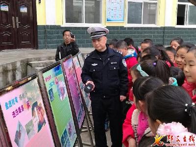 “122”前夕，郧西交警开启校园“交规大讲习”