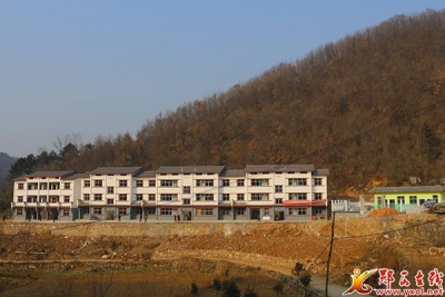 三官洞林区47户贫困户集中搬迁住新房