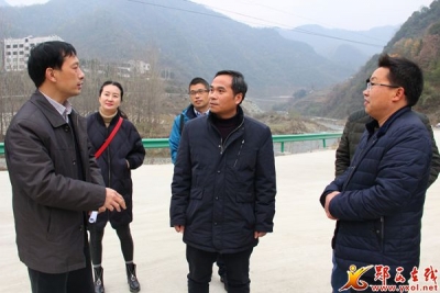 中国通信梁南山来郧西调研