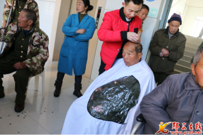 爱心志愿者为福利院老人理发