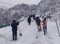 三官洞林区全区上下党员群众自发上路扫雪除冰