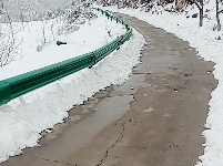 三官洞林区全区上下党员群众自发上路扫雪除冰