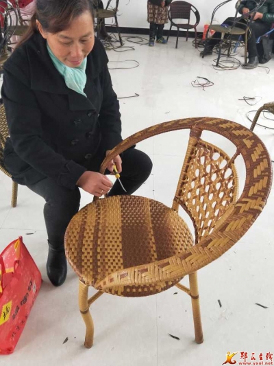 国华藤编合作社在观音培训喜接订单