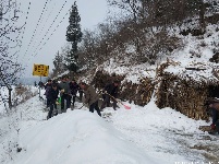 三官洞林区全区上下党员群众自发上路扫雪除冰