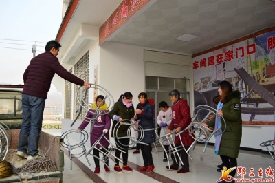 观音镇群众“抢”编织