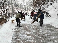 三官洞林区全区上下党员群众自发上路扫雪除冰