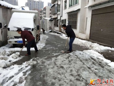 城关农业中心清扫积雪，创造安全交通环境
