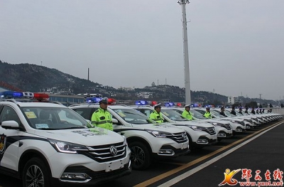县公安局16辆新警车配发基层一线