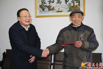 查宏深入城关镇开展春节走访慰问