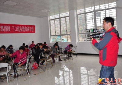 观音镇贫困户开年忙编织