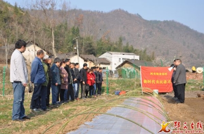 河夹镇“田间讲习所”搭建脱贫攻坚大平台