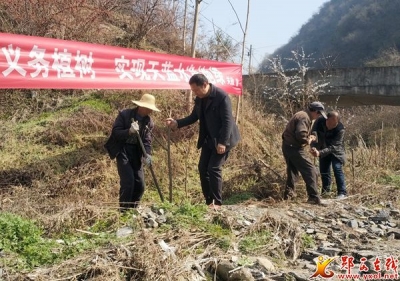 关防乡开展新春义务植树活动