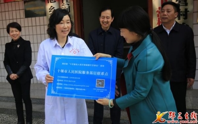 市电台牵线市人民医院在涧池乡开展健康扶贫义诊活动